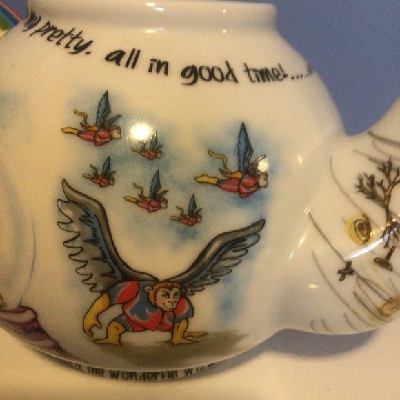 Wizard of Oz Paul Cardew Design 6 cup Collector’s Teapot with Toto Teapot Lid - Picture 13 of 15